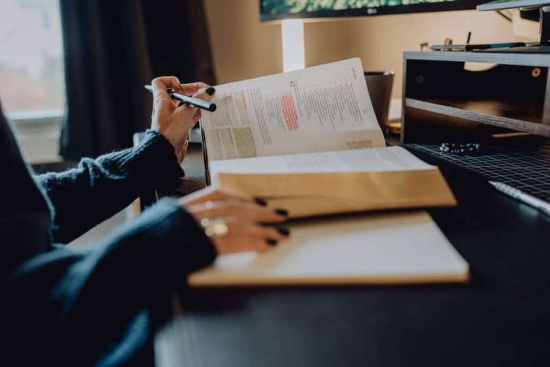 kelly-sikkema-E26TmOHAJfY-unsplash (1) Lies strategisch und genau